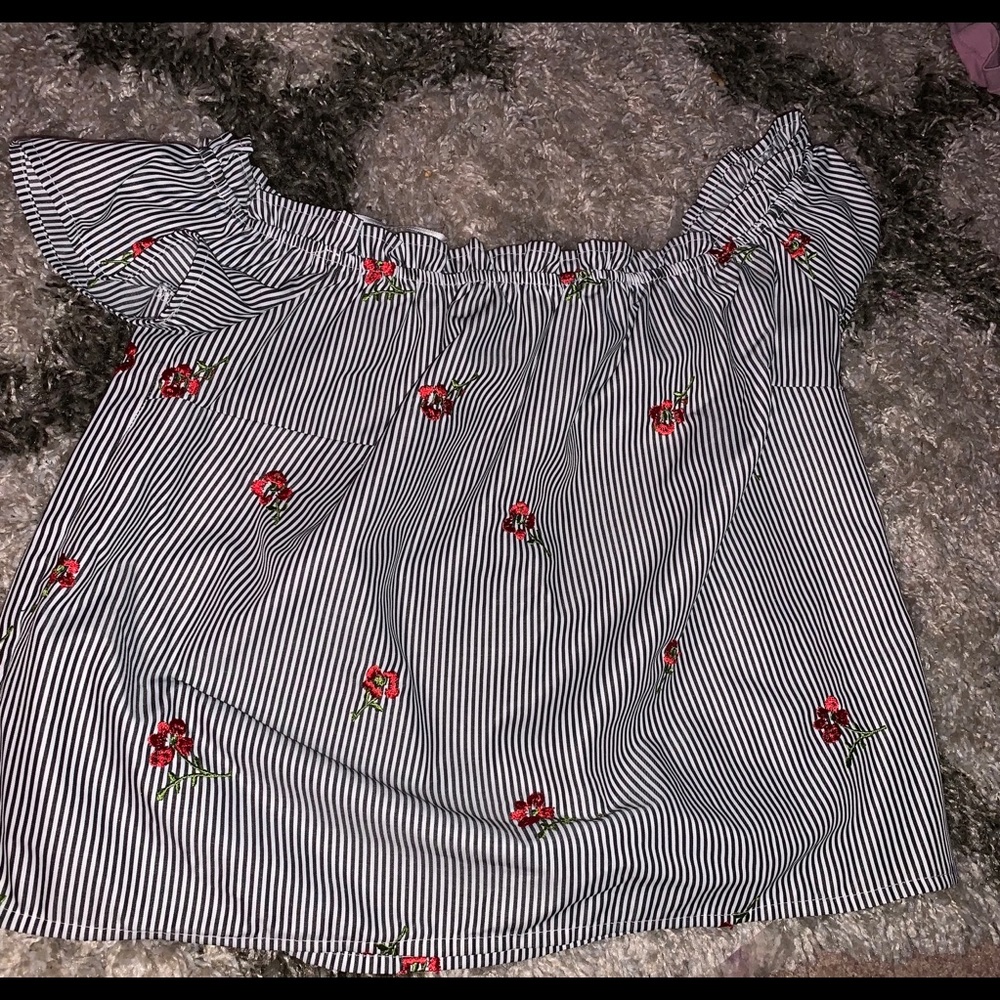 Blue and white shoulder shirt with red roses